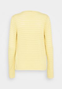 Pull jaune à manches longues en maille texturée avec un motif côtelé horizontal, vu de dos sur un fond blanc uni.