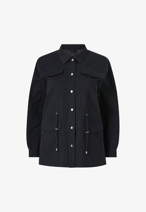 Černá bunda vyrobená z bavlny s límečkem, dvěma náprsními kapsami, stahovacími šňůrkami v pase a zapínáním na patenty. Hladká textura.