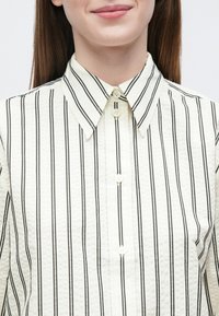 DAY Birger et Mikkelsen MYLO DELICATE STRIPES - Blusa com botões - pistachio