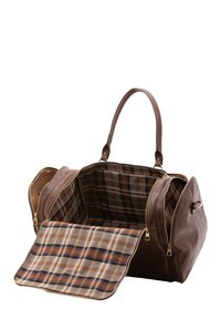 Bruine leren sporttas met dubbele ritsen, twee zijvakken en een geruite voering in bruin, oranje en marineblauw.