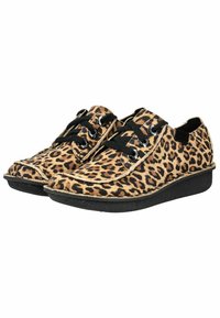 Zapatos de estampado de leopardo con material suave, que presentan cordones negros, ojetes plateados y una suela baja de cuña negra.