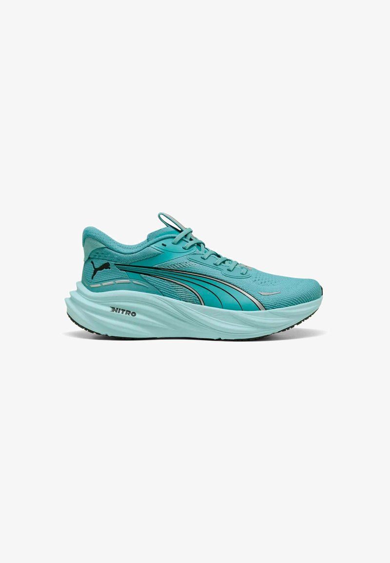 Chaussure de course bleu sarcelle clair avec semelle épaisse et rembourrée, logo Puma noir au talon et marquage Nitro sur le côté de la semelle intermédiaire.