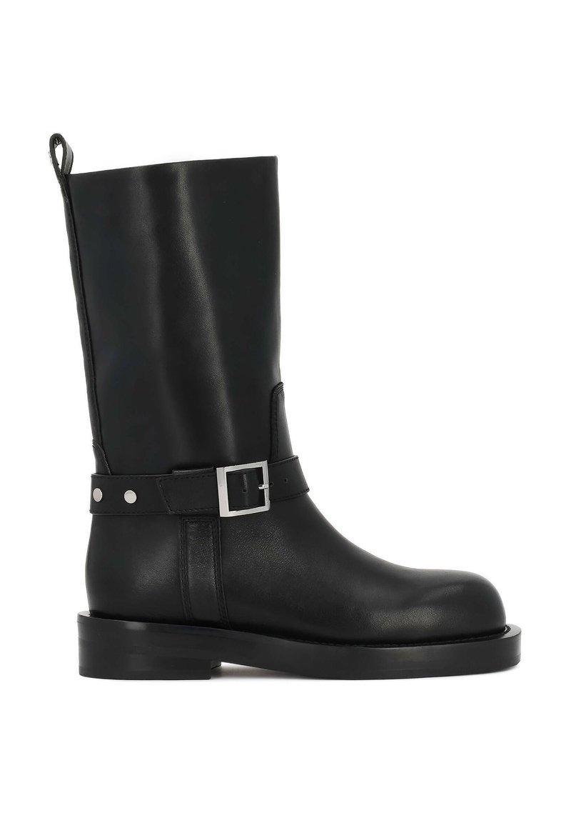 Bota negra de cuero hasta la rodilla con punta redonda, detalle de hebilla plateada en una correa y suela plana. Textura suave con acabado mate.