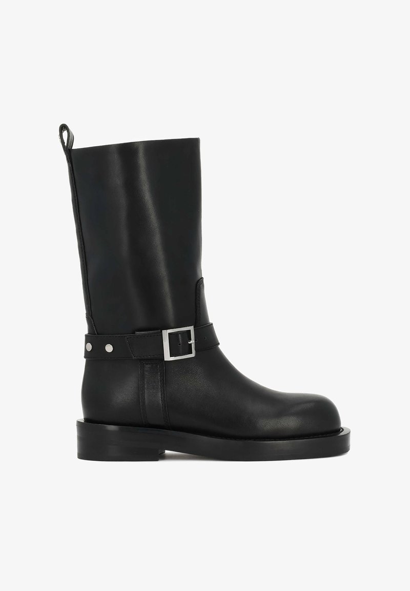 Bota negra de cuero hasta la rodilla con punta redonda, detalle de hebilla plateada en una correa y suela plana. Textura suave con acabado mate.
