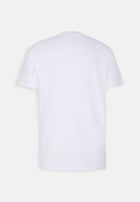 Biała bawełniana koszulka z krótkim rękawem, standardowy okrągły dekolt i gładka, jednolita faktura. Brak widocznych logo lub wzorów.