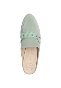 Světlé zelené semišové slip-on boty se spleteným průhledným řetízkovým detailem přes špičku. Mají kulatou špičku a polstrovanou stélku.