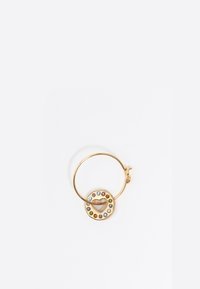 Pendiente de aro de oro con un charm circular que presenta un diseño de corazón, adornado con cristales multicolores a lo largo del borde.