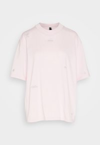 Ljusrosa oversized t-shirt i bomull med hög krage, korta ärmar och subtil broderad logotyp på framsidan och ärmarna.