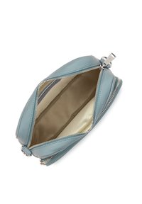 Pochette in pelle blu chiaro con chiusura a zip, caratterizzata da una texture liscia e foderata in satin beige, che presenta due scomparti interni.