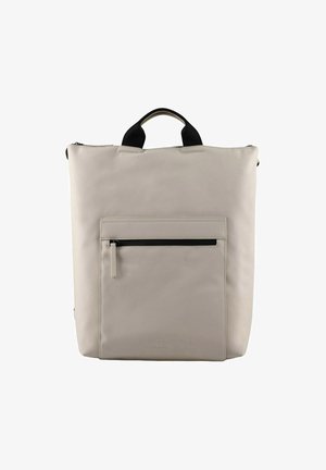 Sac à dos gris clair en matériau lisse, doté d'une poignée supérieure, d'une poche avant zippée et d'accents noirs contrastants.