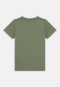Kortärmad t-shirt i olivgrön bomull, med klassisk rund hals och rena sömmar, samt en mjuk, lätt textur.