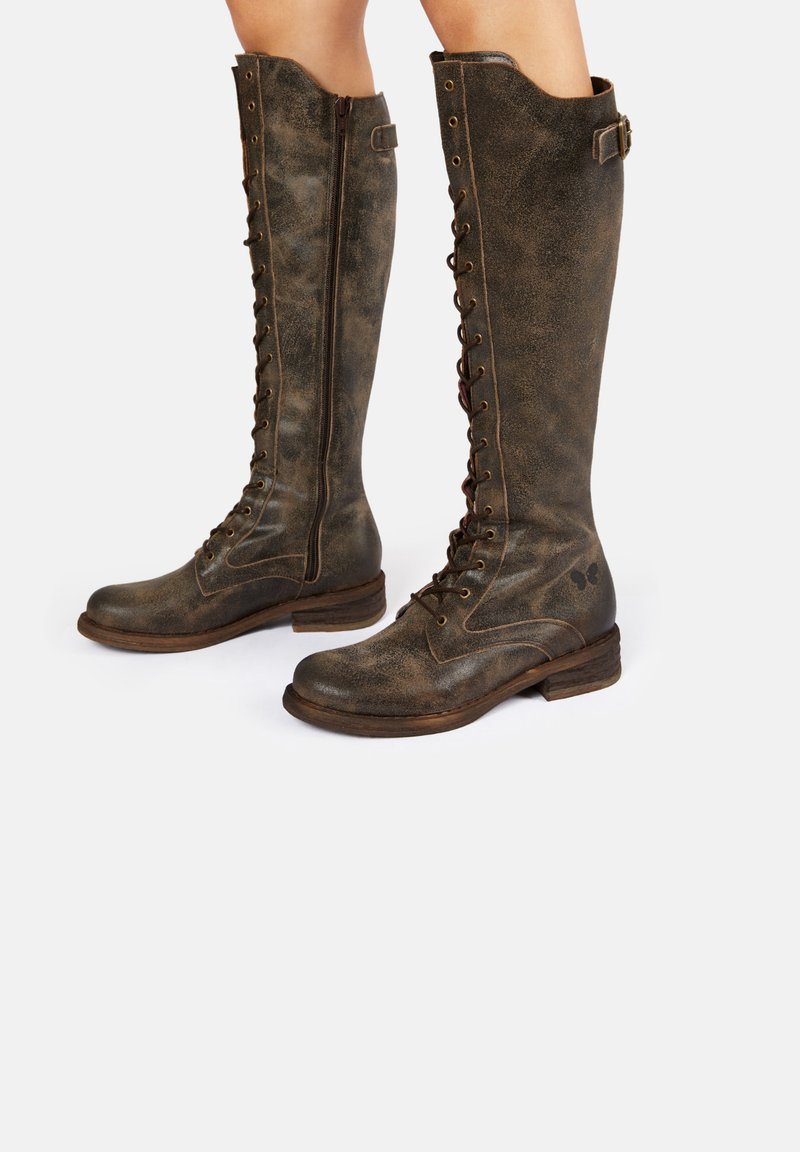 Botas de estilo raro de imitación de cuero marrón hasta la rodilla con cierre de cordones y cremallera, que presentan una textura desgastada, detalles de costura y un tacón bajo apilado.