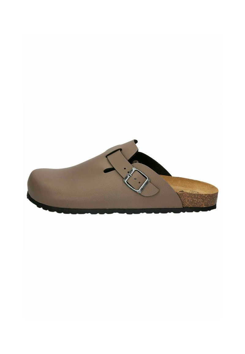Braune Clogs mit einer glatten, matten synthetischen Oberseite, einem Metallschnallen-Detail, einer gepolsterten Korkfußbett und einer strukturierten Gummisohle.