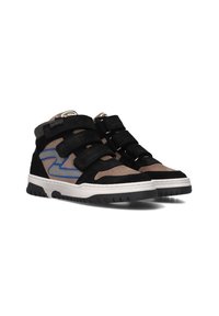 Schwarze und braune High-Top-Sneaker mit blauen Akzenten, drei Klettverschluss-Riemen, weißen Zwischensohlen und schwarzen Außensohlen.
