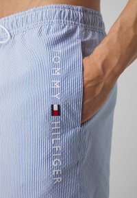 Tommy Hilfiger ORIGINAL ITHACA MEDIUM DRAWSTRING STRIPE - Șorturi de baie - ithaca white/blue spell