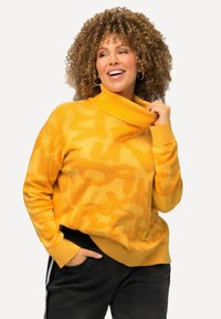 Ulla Popken BUCHSTABEN ROLLKRAGEN LANGARM - Strickpullover - yellow
