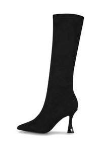 Bota de mujer de ante negro, hasta la rodilla, con punta afilada y tacón alto curvado que presenta un acento de metal plateado en la base.
