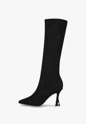 Stivale da donna in suede nero alto fino al ginocchio, con punta affusolata e tacco alto curvato, con un accento in metallo argentato alla base.