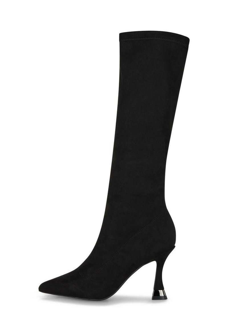 Bota de mujer de ante negro, hasta la rodilla, con punta afilada y tacón alto curvado que presenta un acento de metal plateado en la base.