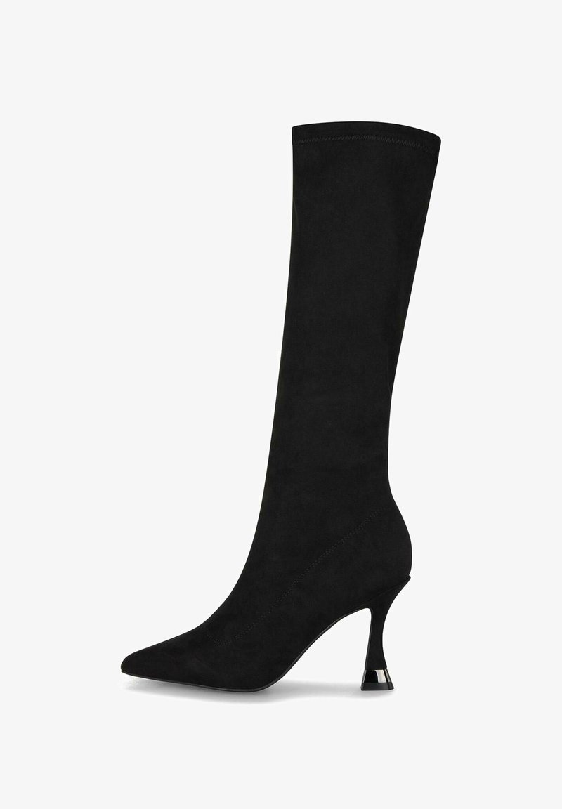 Bota de mujer de ante negro, hasta la rodilla, con punta afilada y tacón alto curvado que presenta un acento de metal plateado en la base.