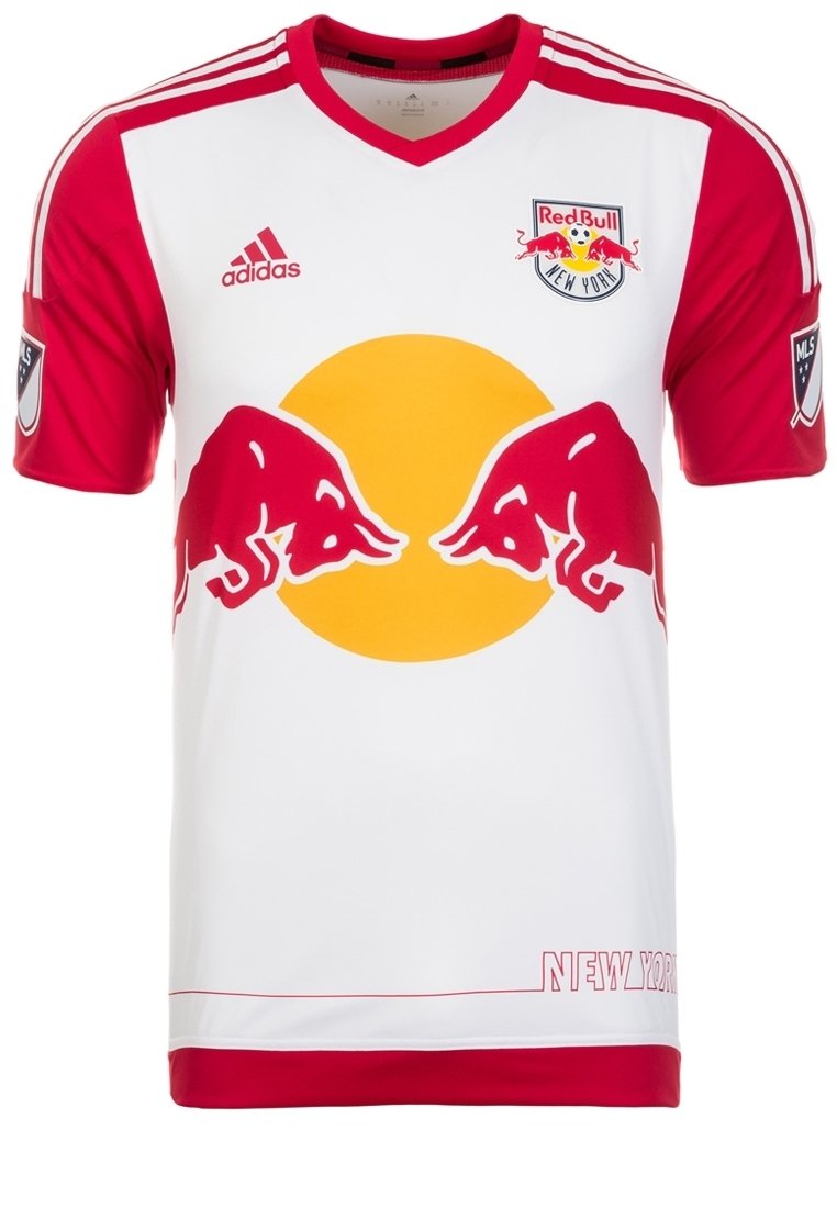 Bílý fotbalový dres s červenými rukávy, na přední straně velký žlutý kruh a logo dvou červených býků. Na spodní části nápis "NEW YORK".