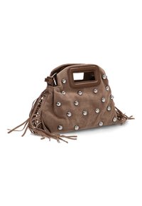 Bolso de ante marrón con tachuelas plateadas, asa rectangulada, detalles de flecos en los costados y una estructura suave y flexible.