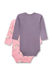 Zwei langärmlige Baby-Bodysuits, einer einfarbig lavendel und einer pink mit beigefarbenen und lila Pferdedrucken, die sich auf einem weißen Hintergrund überlappen.