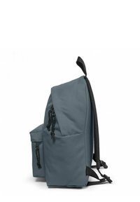 Zaino grigio con finitura testurizzata, due tasche laterali e dettagli neri. Presenta spallacci regolabili e una maniglia superiore per il trasporto.