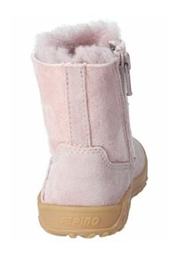 Stivaletto alla caviglia in suede rosa con superficie liscia, chiusura con zip e suola in gomma con il marchio "Pepino" visibile sul lato. Fodera morbida in vista.