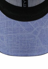 Nahaufnahme des inneren Schirms eines helllila Bucket Hats mit genähten Linien und einem schwarzen inneren Schweißband.