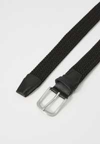 Cinto preto trançado com um design de tecido texturizado, apresentando uma ponta de couro liso e uma fivela de metal prateado. Os detalhes incluem costuras.
