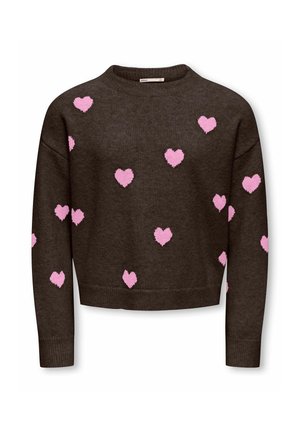 Pull marron foncé à manches longues avec des motifs de cœurs roses dispersés sur le devant et les manches, avec un col rond et des poignets côtelés.