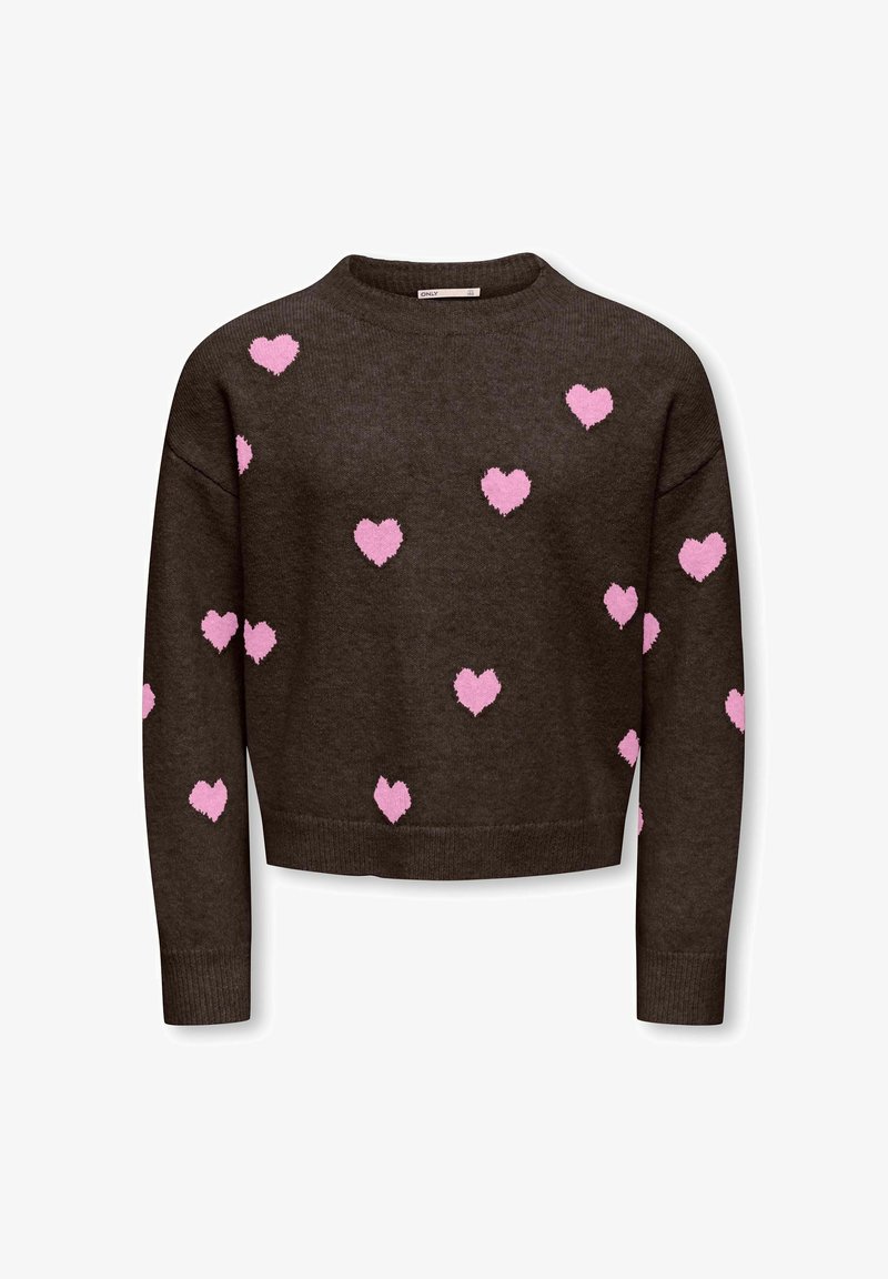 Pull marron foncé à manches longues avec des motifs de cœurs roses dispersés sur le devant et les manches, avec un col rond et des poignets côtelés.