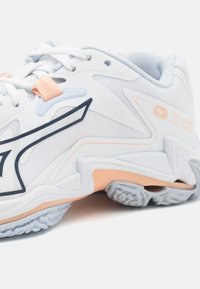 Mizuno WAVE LIGHTNING Z8 - Chaussures de volley - white/halogenblue/peachparfait