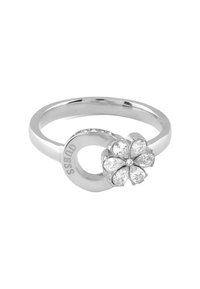 Silberring mit kreisförmigem Design und Blumenakzent, besetzt mit klaren, blütenblattförmigen Steinen. Mit "Guess" graviert. Glatte Oberfläche.