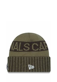 Bonnet en tricot vert olive avec une bande marron foncé affichant le texte "ANALS CAP". Présente un revers à côtes et un petit logo blanc sur le côté.