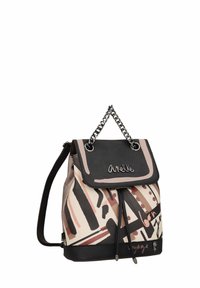 Mochila hecha de tela estampada y cuero negro. Presenta una tapa con solapa, acentos de cadena y una correa de hombro ajustable. Los colores incluyen beige, negro y rosa.