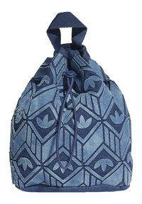 Denimdragningväska med geometriskt mönster i mörka och ljusa nyanser av blått. Har ett handtag i toppen och enfärgade detaljer.