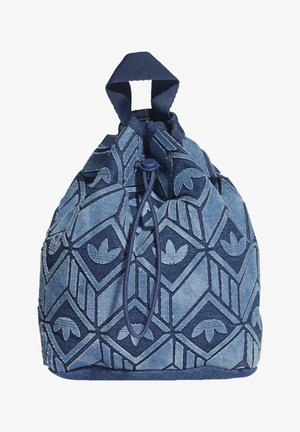 Torba sznurowana z denimu, z geometrycznym wzorem w ciemnoniebieskich i jasnoniebieskich odcieniach. Oferuje górny uchwyt w pętli oraz akcenty w jednolitych kolorach.