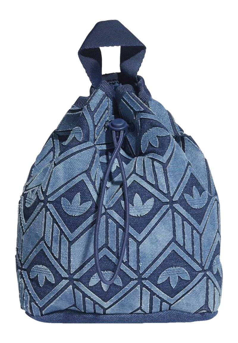 Denimdragningväska med geometriskt mönster i mörka och ljusa nyanser av blått. Har ett handtag i toppen och enfärgade detaljer.