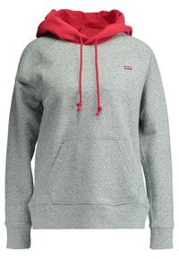 Sudadera gris con capucha roja, cordones y un bolsillo frontal. Tejido suave, puños y dobladillo acanalados, con un pequeño logo en el pecho.