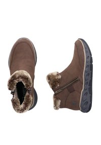 Bottines brunes en daim doux, dotées d'une doublure en fausse fourrure, d'une fermeture éclair latérale et d'une semelle extérieure en caoutchouc durable avec une adhérence texturée.