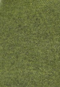 Grön stickad tyg med en texturerad yta, som visar en konsekvent färg genom hela och har ett mjukt utseende.