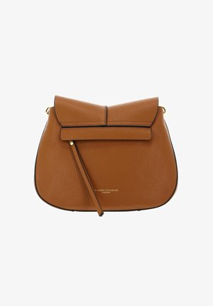 Sac bandoulière en cuir marron chaud avec une finition texturée. Il dispose d'une fermeture à rabat, d'une courroie courte et d'un logo de la marque embossé à l'avant.