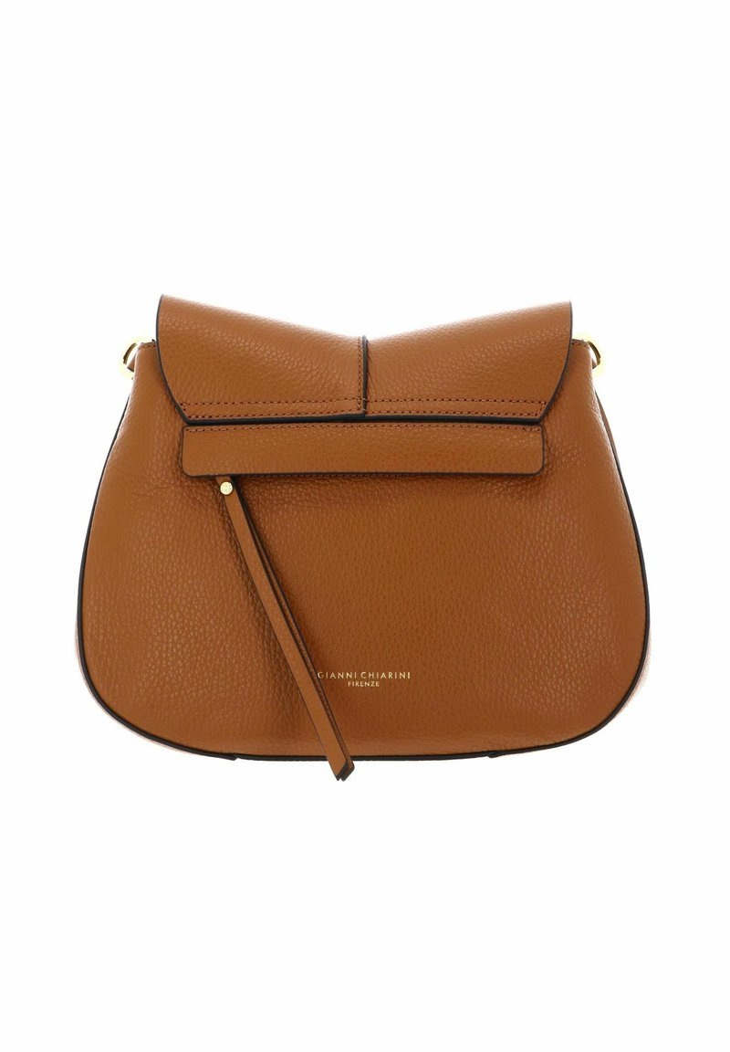 Borsa a tracolla in pelle di un caldo marrone con finitura texture. Caratterizzata da una chiusura a patta, una tracolla corta e logo del brand stampato sul davanti.