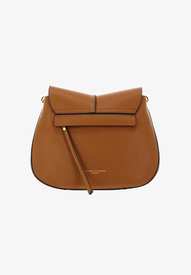 Borsa a tracolla in pelle di un caldo marrone con finitura texture. Caratterizzata da una chiusura a patta, una tracolla corta e logo del brand stampato sul davanti.