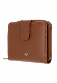 Portefeuille compact en cuir marron avec bords cousus, rabat à pression, compartiment zippé et petit logo argenté sur le devant.