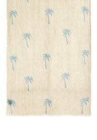 Beżowa tkanina z równomiernie rozmieszczonymi nadrukami jasnoniebieskich palm w prostym, powtarzającym się wzorze.