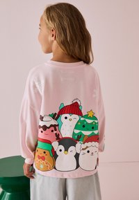 Next CHRISTMAS LICENSE  - Collegepaita - pink squishmallows