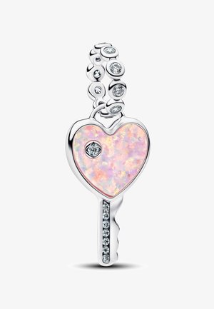 Ciondolo a forma di chiave a cuore con inserto in opale iridescente, circondato da piccole pietre trasparenti, montato su argento lucido con un anello testurizzato.